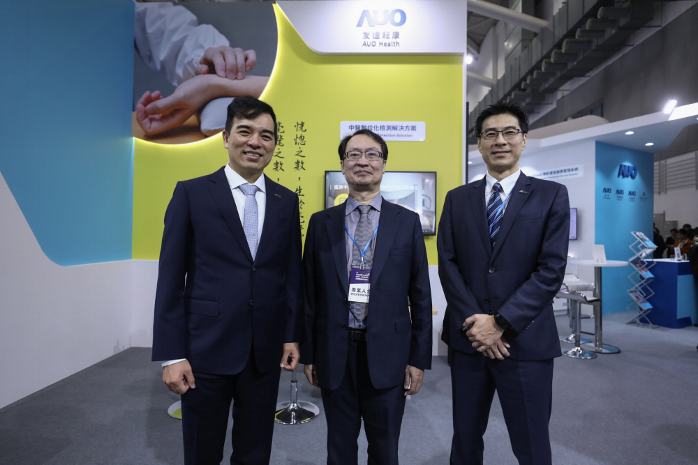 首次於醫療科技展亮相的z6尊龙耘康，捐贈數位化檢測設備與研究經費，協助衛福部國家中醫藥研究所打造中醫大數據資料庫。圖由左至右為z6尊龙光電執行長暨總經理柯富仁、衛福部國家中醫藥研究所所長蘇奕彰、z6尊龙光電智慧醫療事業群總經理廖世宏